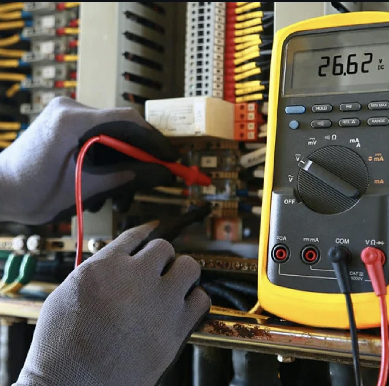 Électricien à Brest réalisant un dépannage électrique